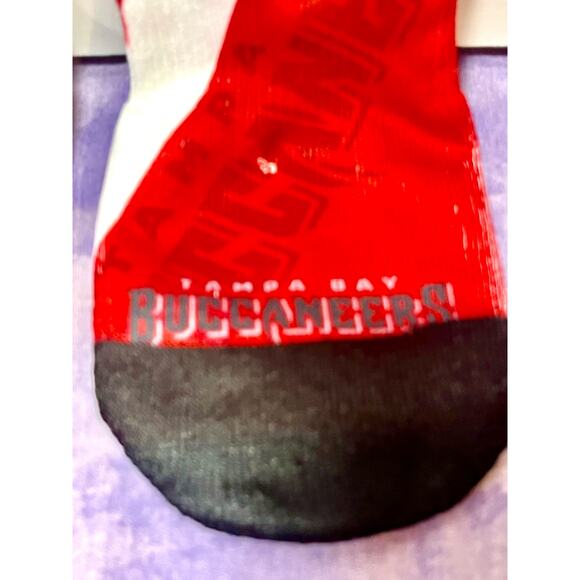 For Bare Feet Tom Brady Tampa Bay Buccaneers Signing Bonus Crew Socks men’s Lg - Picture 6 of 7